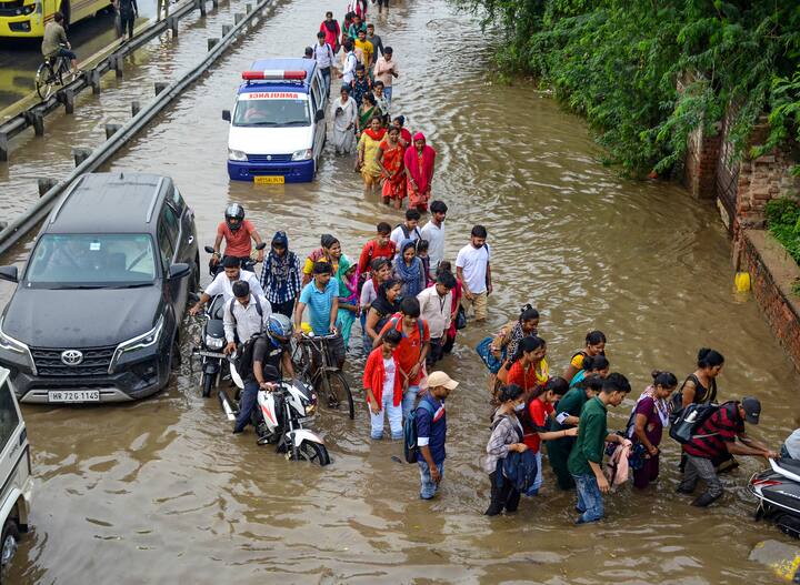 हरियाणा के गुरुग्राम में मूसलाधार बारिश से हालात खराब हो गए हैं. यहां ज्यादातर सकड़ें बारिश से पानी-पानी हो गई है. बाढ़ जैसी स्थिति हो गई. दिल्ली-जयपुर हाइवे पर भयंकर जाम की स्थिति हो गई.