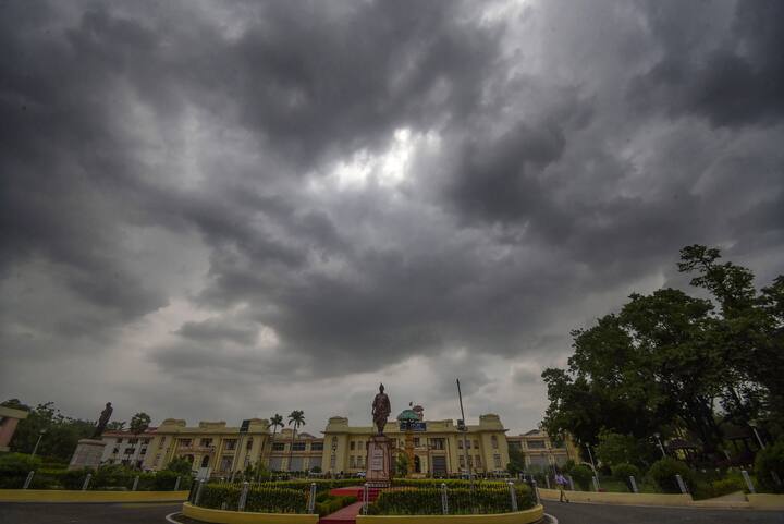 बिहार में मॉनसून पूरी तरह से एक्टिव है. यहां चार जिलों में भारी बारिश की चेतावनी है. ये हैं- मधुबनी, अररिया, सुपौल और किशनगंज शामिल हैं. इसके अलावा भी कई जिलों में मध्यम स्तर की बारिश के साथ वज्रपात की संभावना है. खास बात ये है कि राजधानी पटना में तेज बारिश के संकेत कम हैं.