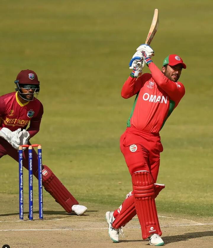 முதலில் பேட்டிங் செய்த ஓமன் அணியின் ஆட்டக்காரர்களான காஷ்யப் பிரஜாபதி, ஜதீந்தர் சிங் ஆகியோர் சொற்ப ரன்களில் வெளியேர பின்னர் வந்த ஓமன் அணியின் கேப்டன் அகிப் இல்யாஸ் ஒரு ரன்னுக்கு ஆட்டமிழந்தார்.