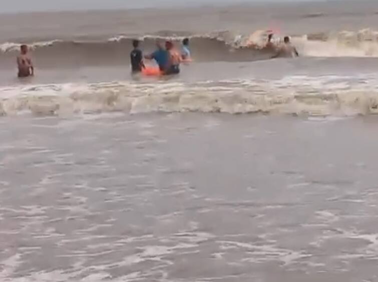 Surat: A teenager started drowning in Dumas sea in Surat, rescued by fire department Surat: સુરતમાં ડુમસ દરિયામાં ન્હાવા પડેલો કિશોર ડૂબવા લાગ્યો, ફાયર વિભાગે કર્યું દિલધડક રેસ્ક્યૂ