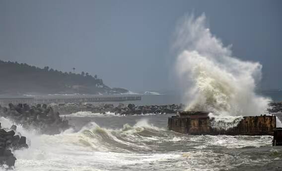 હવામાન વિભાગ (IMD) એ ગોવાના બંને જિલ્લાના ભાગોમાં ભારે વરસાદની આગાહી કરી છે. અહીં દરિયાકાંઠાના વિસ્તારો માટે 'રેડ એલર્ટ' ચાલુ છે. સ્ટેટ ડિઝાસ્ટર મેનેજમેન્ટ ઓથૉરિટી (SDMA) એ જણાવ્યું છે કે ગોવાના લોકોને એવા વિસ્તારોમાં ના જવાની સલાહ આપવામાં આવી છે જ્યાં પૂરનું જોખમ છે.