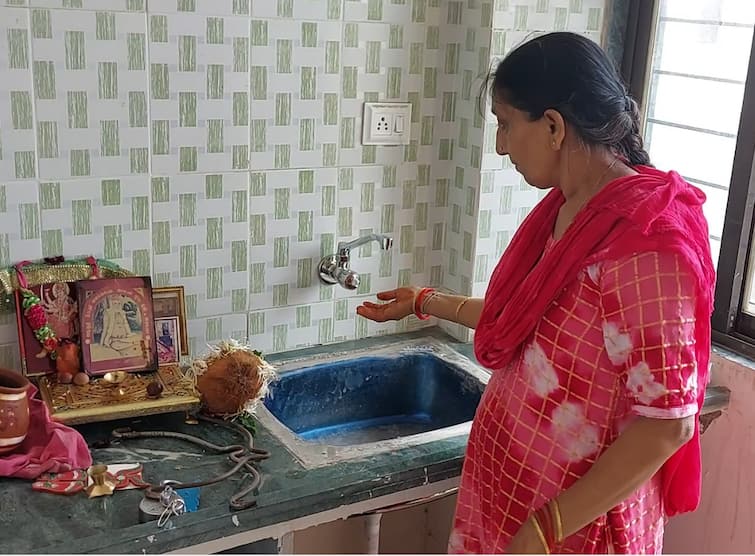 Public outrage over water facility in Pradhan Mantri Awas Yojana houses in Bhavnagar Bhavnagar: લ્યો બોલો! લાભાર્થીઓને સરકારી આવાસ તો મળી ગયા, પરંતુ તંત્રએ પીવાના પાણીની લાઈન ન નાખતા લોકોમાં રોષ