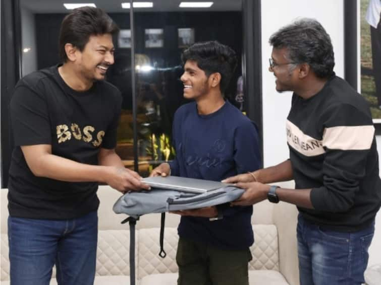 Udhayanidhi Stalin gifted laptop to mamannan junior artist surya Mamannan: மாமன்னன் வெற்றி.. இளம் அதிவீரனுக்கு  லேப்டாப் வழங்கிய உதயநிதி..!