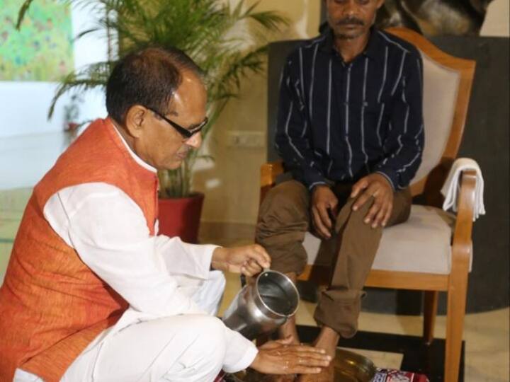 tribal youth on whom BJP worker urinated, Madhya pradesh Chief Minister Shivraj Singh Chouhan washed his feet Sidhi Viral Video: शिवराज ने किया डैमेज कंट्रोल! आदिवासी युवक के पैर धोकर मांगी माफी, पेशाब करने वाले कार्यकर्ता पर लगाया NSA