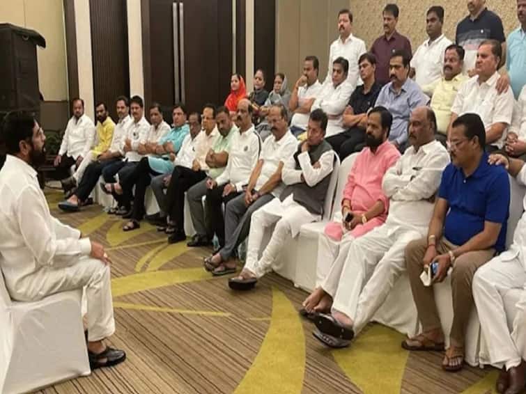 Maharashtra NCP Politics Crisis Controversy between Shinde group MLA on ministership CM Eknath Shinde मोठी बातमी! मंत्रिपदाच्या चढाओढीतून शिंदे गटाचे दोन आमदार भिडले; मुख्यमंत्र्यांना करावा लागला हस्तक्षेप