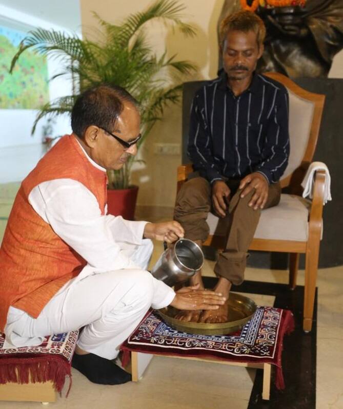 MP CM Shivraj Singh Chouhan Meets Dashmat Rawat Washes His Feet Sidhi Viral Video Madhya Pradesh: પગ ધોયા, ચાંદલો કર્યો અને શાલ ઓઢાડી, મુખ્યમંત્રી શિવરાજ સિંહે પેશાબકાંડ પીડિતનું કર્યું સન્માન