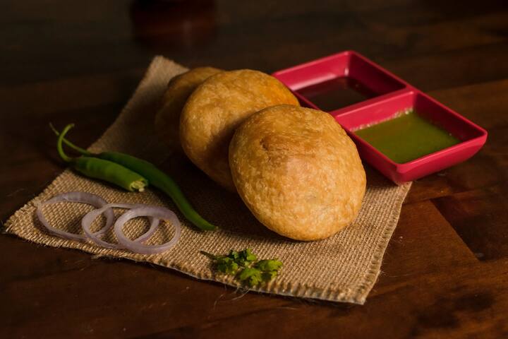 Cooking Tips To Make Your Mansoon More Special Know In Detail News Marathi Monsoon Recipe : पावसाळ्यात बनवा एकदम चटपटीत आणि खमंग डाळ कचोरी; वाचा रेसिपी