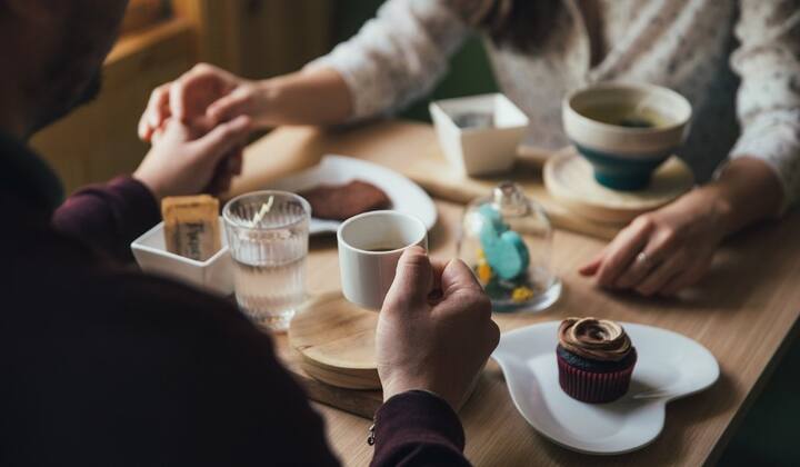 'ব্লাইন্ড ডেট'-র অর্থ এমন একসঙ্গের সঙ্গে দেখা, যাঁকে আগে কখনও আপনি দেখেননি, চেনেন না। সেক্ষেত্রে প্রথম দেখাতেই খোশগল্প শুরু হবে, এমন আশা করা কঠিন। তাই গোড়ায় একেবারে সাধারণ কিছু প্রশ্ন, যেমন, 'কী কাজ করো', 'কোথায় পড়ছো' , এইগুলি জিজ্ঞাসা করা যেতে পারে।