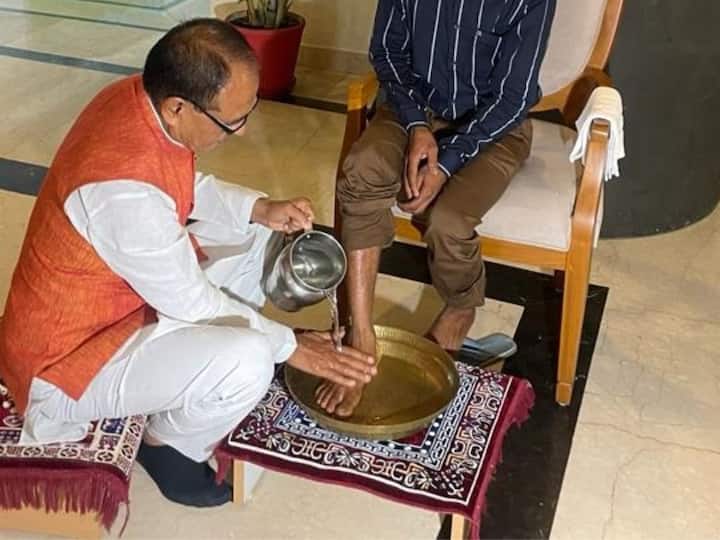 Madhya Pradesh Chief Minister Shivraj Singh Chouhan meets Dashmat Rawat and washes his feet యూరినేట్ ఘటనలోని బాధితుడి కాళ్లు కడిగిన మధ్యప్రదేశ్ సీఎం, ఇంటికి పిలిచి మరీ క్షమాపణలు