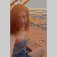 సముద్రం ఒడ్డున సేద తీరుతున్న శ్రద్ధా దాస్