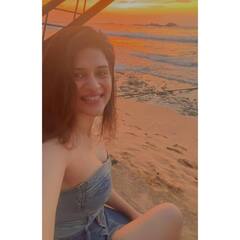 సముద్రం ఒడ్డున సేద తీరుతున్న శ్రద్ధా దాస్