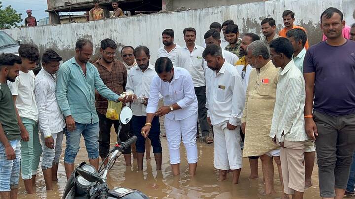 दरम्यान आज गावकऱ्यांसह परिसरातील नागरिकांनी तुंबलेल्या पाण्याचे पूजन करून आगळवेगळे आंदोलन केलं.