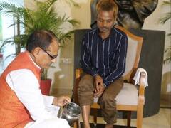 सीएम शिवराज ने धोए पीड़ित आदिवासी युवक के पैर, बोले- तुम मेरे दोस्त हो, कमलनाथ ने कहा- '18 साल का...'