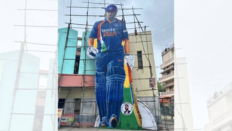 MS Dhoni Birthday MSD Fans 52-Feet Cut-out Hyderabad Dhoni 42nd Birthday Dhoni Cutout: ধোনির জন্মদিন উপলক্ষ্যে শুরু উৎসব, হায়দরাবাদে উন্মোচিত হল ৫২ ফুটের কাট আউট