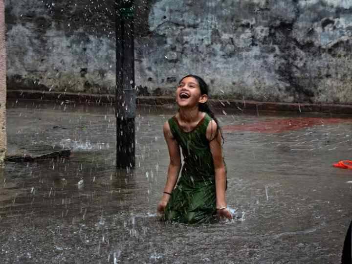 Weather Update: देशभर में मॉनसून सक्रिय होने के बाद से बारिश का दौर जारी है. ऐसे में कहीं गर्मी से राहत मिली है तो कहीं लोगों की परेशानी बढ़ गई है.