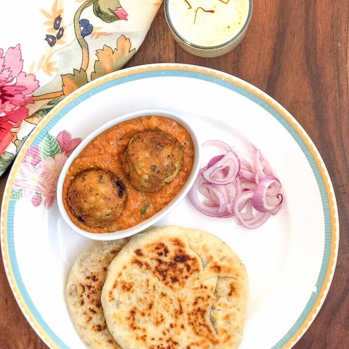 ग्रेवी को कुछ और देर तक पकने दीजिये. जब ग्रेवी अच्छी तरह से पक जाए और कड़ाही का किनारा छोड़ने लगे तो इसमें कोफ्ते डाल दीजिए इन्हें अच्छे से सब्जी में मिलाकर पकने दीजिये. अब गैस बंद कर दीजिए. आप ऊपर से क्रीम और धनिया की पत्ती डालकर इसे गार्निश कर सकते हैं. होटल जैसा मलाई कोफ्ता तैयार है. आप इसे रोटी या पराठे के साथ सर्व करें.