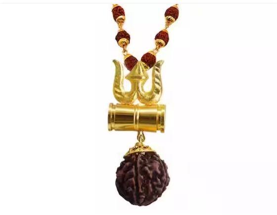 ਰੁਦਰਾਕਸ਼ ਨੂੰ ਬਹੁਤ ਹੀ ਪਵਿੱਤਰ ਮੰਨਿਆ ਜਾਂਦਾ ਹੈ। ਸ਼ਿਵ ਪੁਰਾਣ ਦੇ ਅਨੁਸਾਰ ਜੋ ਲੋਕ ਤਾਮਸਿਕ ਭੋਜਨ ਖਾਂਦੇ ਹਨ, ਮਾਸਾਹਾਰੀ ਭੋਜਨ ਦਾ ਸੇਵਨ ਕਰਦੇ ਹਨ ਅਤੇ ਸਿਗਰਟਨੋਸ਼ੀ ਕਰਦੇ ਹਨ, ਉਨ੍ਹਾਂ ਨੂੰ ਕਦੇ ਵੀ ਰੁਦਰਾਕਸ਼ ਨਹੀਂ ਪਹਿਨਣਾ ਚਾਹੀਦਾ।