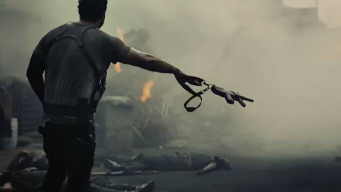 அப்போது மாஸ் என்ட்ரி கொடுக்கிறார் பிரபாஸ். மற்றவர்களை புரட்டி போடும் கதாநாயகனின் முகத்தை கடைசி வரை காட்டவில்லை.