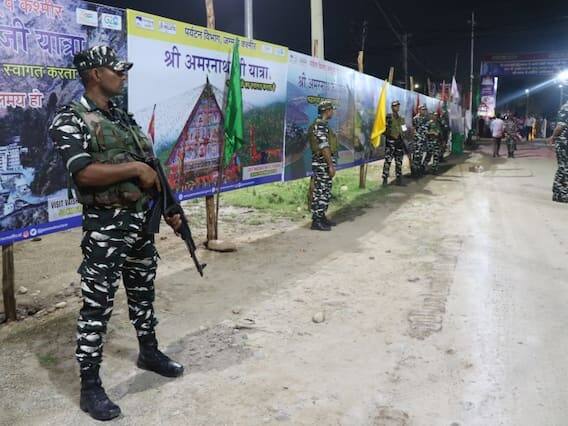 જમ્મુ અને કાશ્મીરમાં રાજકીય વાતાવરણ અને અન્ય ભાગોમાં સુરક્ષા પરિદ્રશ્યને ધ્યાનમાં લીધા વિના, વર્ષોવર્ષ તીર્થયાત્રીઓની સરળ યાત્રામાં સ્થાનિક મુસ્લિમોનો સહકાર મહત્વપૂર્ણ રહ્યો છે.