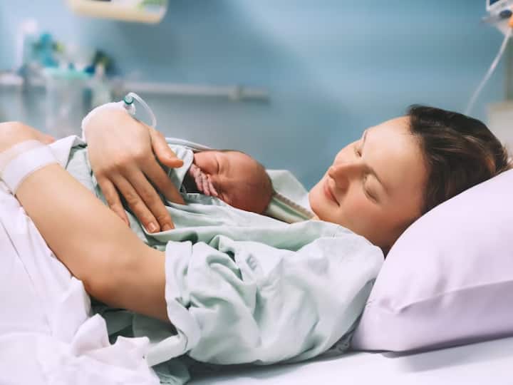 प्रग्नेंसी के दौरान महिलाएं अपने और बच्चे के स्वास्थ्य का बहुत ज्यादा ख्याल रखती हैं. हालांकि डिलीवरी के बाद उनका पूरा ध्यान शिशु पर चला जाता है. जिसके कारण वो अपना ठीक से ध्यान नहीं रख पातीं.