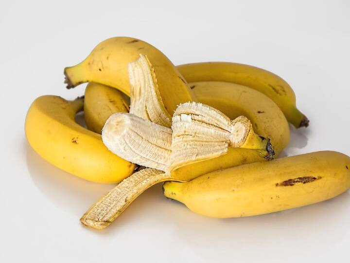 क्या कभी आपने केले में कीड़े देखे हैं...? नहीं देखे होंगे! क्योंकि केला ही वह फल है, जिसमें कभी कीड़े नहीं लगते हैं. स्वास्थ्य से जुड़े तमाम फायदों के साथ यह भी केले का एक गुण है कि उसमें कीड़े नहीं लगते हैं.