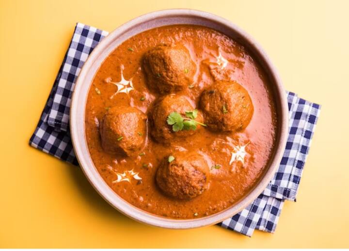 ग्रेवी बनाने के लिए एक कड़ाही में घी डालें. इसमें टमाटर का पेस्ट, अदरक-लहसुन का पेस्ट और प्याज डालकर फ्राई करें. कुछ देर बाद इसमें काजू पेस्ट मिलाएं. दो से तीन चम्मच दूध डालें .