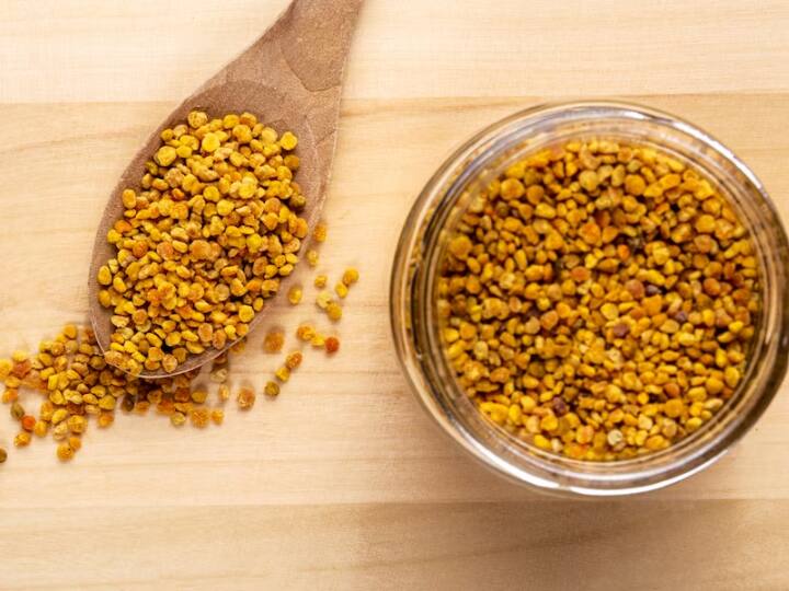 मेथी दाना लगभग हर भारतीय रसोई में अनिवार्य रूप से पाया जाता है. यह कई बीमारियों की छुट्टी करने के लिए जाना जाता है. नई माओं को इसका सेवन जरूर करना चाहिए, क्योंकि ये उन्हें एनर्जी देने का काम करेगा, साथ ही साथ ब्रेस्टमिल्क के प्रोडक्शन को भी बढ़ावा देगा.