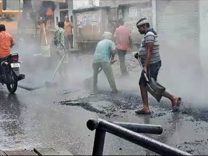 Kaushambi Road: यूपी में पीडब्ल्यूडी का गजब कारनामा, झमाझम बारिश में ठेकेदार ने बनवा दी सड़क, वीडियो वायरल UP Kaushambi PWD constructed a road During heavy rains Video Viral on Social Media ANN Kaushambi Road: यूपी में पीडब्ल्यूडी का गजब कारनामा, झमाझम बारिश में ठेकेदार ने बनवा दी सड़क, वीडियो वायरल