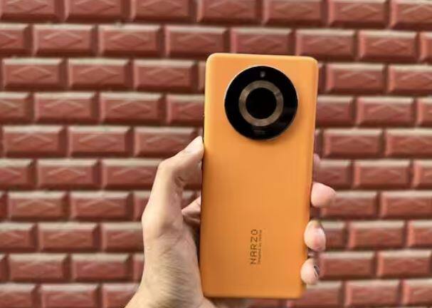 ਅੱਜ ਰੀਅਲ ਮੀ ਨੇ ਨਾਰਜੋ ਸੀਰੀਜ਼ ਦੇ ਤਹਿਤ 2 ਸਮਾਰਟਫੋਨ ਲਾਂਚ ਕੀਤੇ ਹਨ। ਇਸ ਵਿੱਚ Realme narzo 60 ਅਤੇ 60 pro ਸ਼ਾਮਲ ਹਨ। ਸਮਾਰਟਫੋਨ ਦੀ ਕੀਮਤ 17,999 ਰੁਪਏ ਤੋਂ ਸ਼ੁਰੂ ਹੁੰਦੀ ਹੈ। ਤੁਸੀਂ ਇਸ ਸਮਾਰਟਫੋਨ ਨੂੰ 15 ਜੁਲਾਈ ਤੋਂ ਖਰੀਦ ਸਕੋਗੇ। ਟਾਪ ਐਂਡ ਵੇਰੀਐਂਟ 'ਤੇ ਗਾਹਕਾਂ ਨੂੰ 1,500 ਰੁਪਏ ਦੀ ਛੋਟ ਦਿੱਤੀ ਜਾ ਰਹੀ ਹੈ।