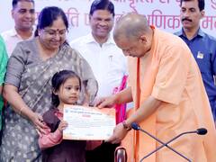 In Pics: सीएम योगी आदित्यनाथ ने भिक्षावृत्ति से विमुक्त 102 बच्चों को बांटी किताबें और स्कूल बैग, देखिए तस्वीरें
