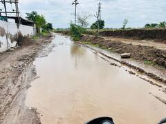 रस्ता खराब असल्याने गावातील पोरांना कोणी मुली देईनात; लोकांनी केलं अनोखं आंदोलन; पाहा फोटो