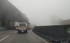 Pune News : फॉग चल रहा है... मुंबई-पुणे एक्स्प्रेस वेवर धुक्याची चादर