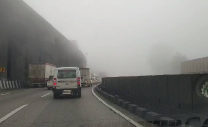 आज पहाटेपासूनच द्रुतगती मार्गावर धुक्याची दुलई पसरलीये त्यामुळे वाहन चालकांना लाईट लावूनच प्रवास करावा लागत आहे.