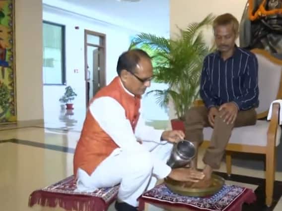 MP Urinating Case: सीएम शिवराज ने आदिवासी युवक के पैर धोकर मांगी माफी, जानिए क्या है पूरा मामला