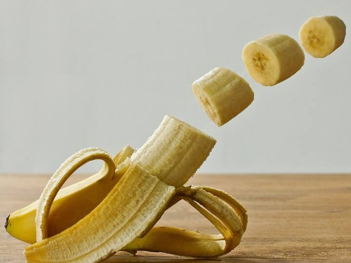 इसके पीछे का कारण केले में साइनाइड नामक रसायन की मौजूदगी है. यह रसायन फलों में कीड़ों को लगने से रोकता है. इसके अलावा, केले आवश्यक पोषक तत्वों जैसे विटामिन बी 6, विटामिन सी, पोटेशियम और अन्य लाभकारी तत्वों से भरपूर होते हैं.