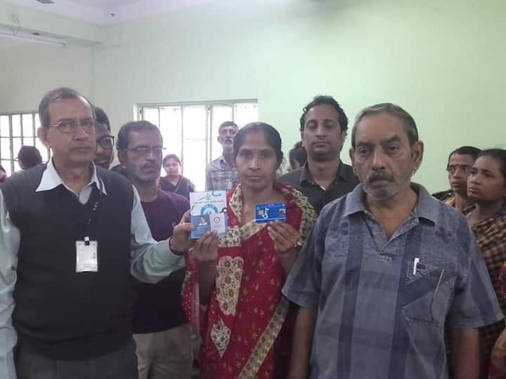 আবেদনকারী ও পরিবারের সকল সদস্যের নাম ঠিকানাসহ সংশ্লিষ্ট ফর্ম পূরণ করতে হবে। যাঁর নামে কার্ড তাঁর মোবাইল নম্বর প্রয়োজনীয়।