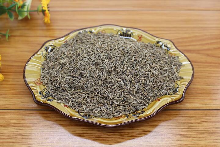 জিরে ভেজানো জল সকালে খালি পান করলে তা, শরীরকে হাইড্রেটেড রাখতে সাহায্য করে। একই সঙ্গে সমস্ত ক্লান্তি দূর হবে এবং হজম প্রক্রিয়া সুস্থ ও উন্নত হবে