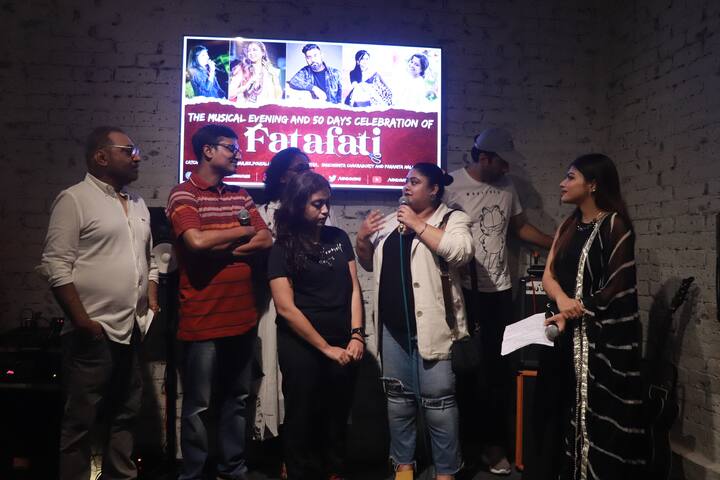 বুধবার, শহরের একটি ক্যাফেতে এই ছবির সাফল্য উদযাপনের মজলেন ছবির নায়িকা ঋতাভরী চক্রবর্তী (Ritabhari Chakraborty), নায়ক আবির চট্টোপাধ্যায় (Abir Chatterjee) ও অন্যান্য অভিনেতা অভিনেত্রীরা।