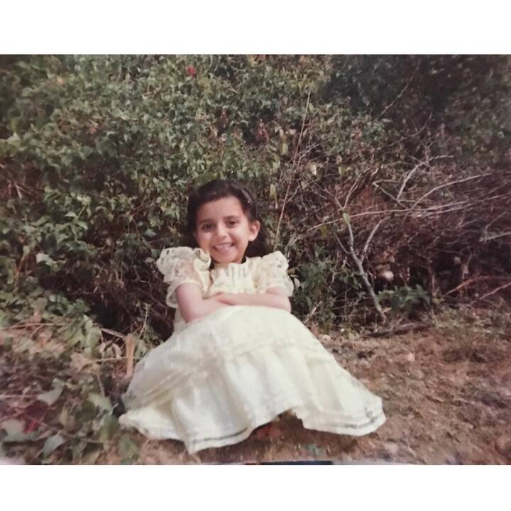 ਖਾਸ ਗੱਲ ਇਹ ਹੈ ਕਿ ਉਨ੍ਹਾਂ ਦੇ ਜਵਾਨੀ ਦੀਆਂ ਹੀ ਨਹੀਂ ਸਗੋਂ ਬਚਪਨ ਦੀਆਂ ਤਸਵੀਰਾਂ ਵੀ ਹਰ ਪਾਸੇ ਛਾਈਆਂ ਰਹਿੰਦੀਆਂ ਹਨ।