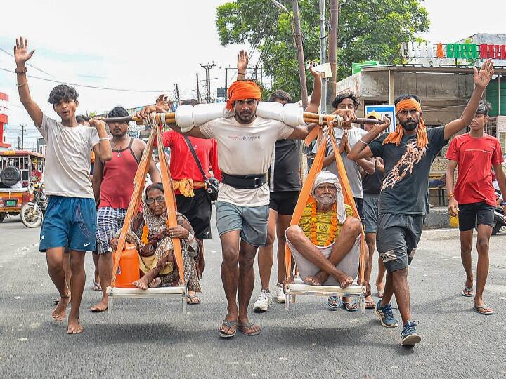 Kanwar Yatra 2023: सावन महीने की शुरुआत होने के साथ कांवड़ यात्रा की शुरुआत हो गई है. दूर-दूर से कांवड़िये गंगा नदी से जल को भरने के लिए पहुंच रहे हैं. कांवड़ यात्रा की कई मनमोहक तस्वीरें आई हैं.