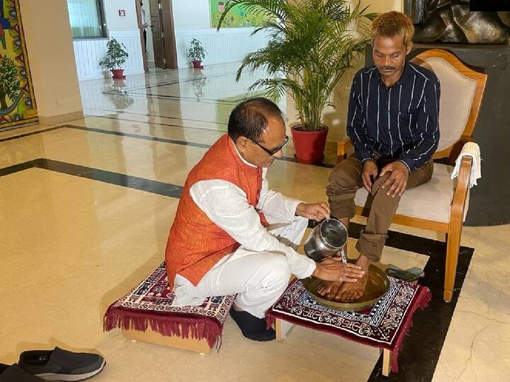 MP Chief Minister Shivraj Singh Chouhan washed the legs of the insulted tribal youth after urinating MP Chief Minister: முகத்தில் சிறுநீர் கழித்து அவமதிக்கப்பட்ட பழங்குடி இளைஞர்; நேரில் அழைத்து காலைக் கழுவிய ம.பி. முதல்வர்