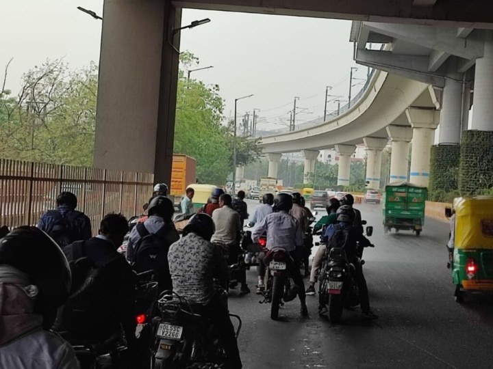 Delhi Rain Today: राहत के साथ आफत भी लेकर आई बारिश! कहीं लंबा जाम तो कहीं जलभराव ने किया परेशान