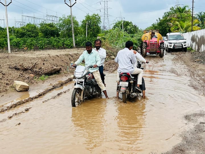 Chhatrapati Sambhaji Nagar: छत्रपती संभाजीनगर जिल्ह्यात झालेल्या जोरदार पावसामुळे अनेक ठिकाणी रस्त्यावर पाणी तुंबले आहेत.