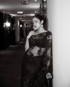 Janhvi Kapoor PHOTO: બ્લેક એન્ડ વ્હાઈટ તસવીરો શેર કરી જાહ્નવી કપૂરે લખ્યું, '20 દિવસ બાકી'