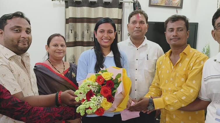 Maharashtra Gondia News MPSC Success Story Constable Daughter became PSI Gondia News:  राबणाऱ्या बापाच्या घामाचं सोनं केलं, शिपायाची लेक झाली पीएसआय; एमपीएससी परीक्षेत गोंदियाची प्रियंका राज्यात तिसरी