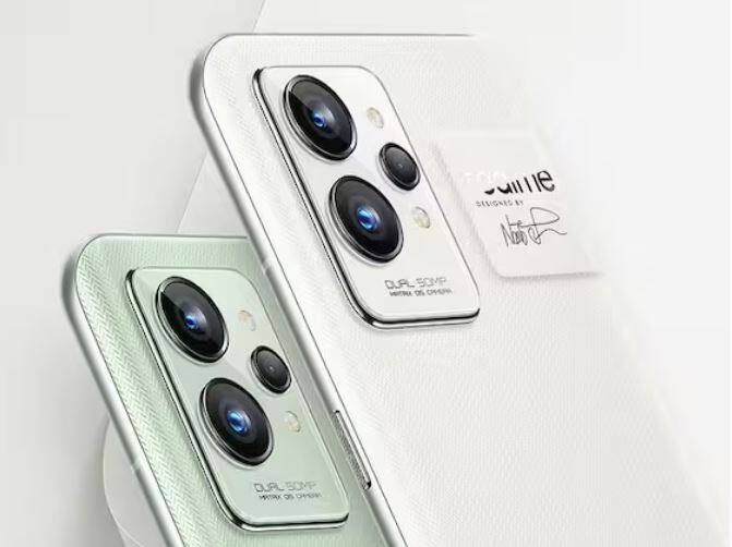 Realme GT 2 Pro: Realme ਬ੍ਰਾਂਡ ਦਾ ਇਹ ਸਮਾਰਟਫੋਨ ਇਸ ਬਜਟ 'ਚ ਤੁਹਾਡੀ ਪਸੰਦ ਬਣ ਸਕਦਾ ਹੈ। ਅਮੇਜ਼ਨ 'ਤੇ ਇਸ ਦੀ ਕੀਮਤ ਫਿਲਹਾਲ 39,870 ਰੁਪਏ ਹੈ। ਇਸ 'ਚ 6.7 ਇੰਚ ਦੀ ਕਵਾਡ HD ਡਿਸਪਲੇ ਹੈ। ਕੈਮਰੇ ਦੀ ਗੱਲ ਕਰੀਏ ਤਾਂ ਇਸ 'ਚ 50MP+50MP+2MP ਦਾ ਰਿਅਰ ਕੈਮਰਾ ਸੈੱਟਅਪ ਹੈ। ਸੈਲਫੀ ਲਈ 32MP ਕੈਮਰਾ ਹੈ। ਇਸ 'ਚ ਤੁਹਾਨੂੰ 5000mAh ਲਿਥੀਅਮ ਆਇਨ ਬੈਟਰੀ ਮਿਲਦੀ ਹੈ।