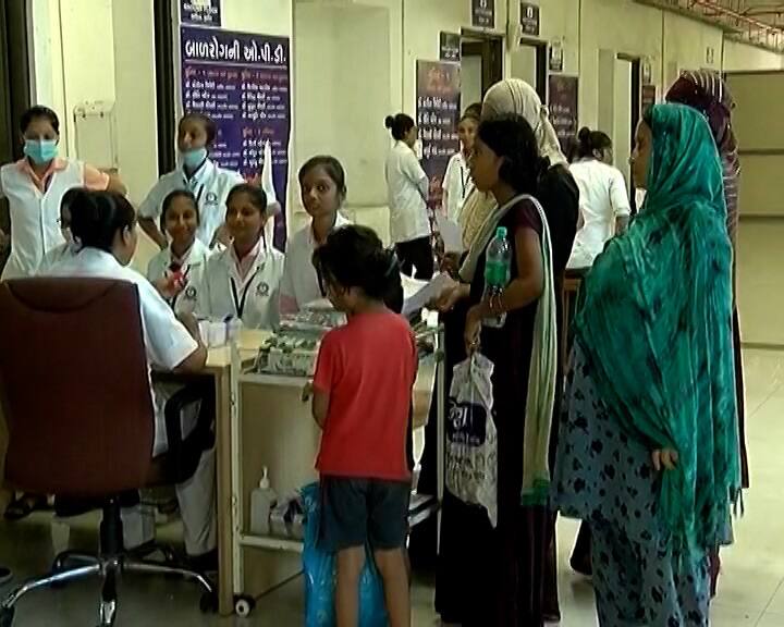 Surat: one died due to heavy fever in surat sarthana area, monsoon starts in gujarat Surat: શહેરમાં રોગચાળો વકર્યો, રોજના તાવના દોઢસો કેસ નોંધાતા ને એકનું મોત થયાં લોકોમાં ભય, તંત્ર દોડતુ થયુ....