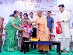 In Pics: सीएम योगी आदित्यनाथ ने भिक्षावृत्ति से विमुक्त 102 बच्चों को बांटी किताबें और स्कूल बैग, देखिए तस्वीरें