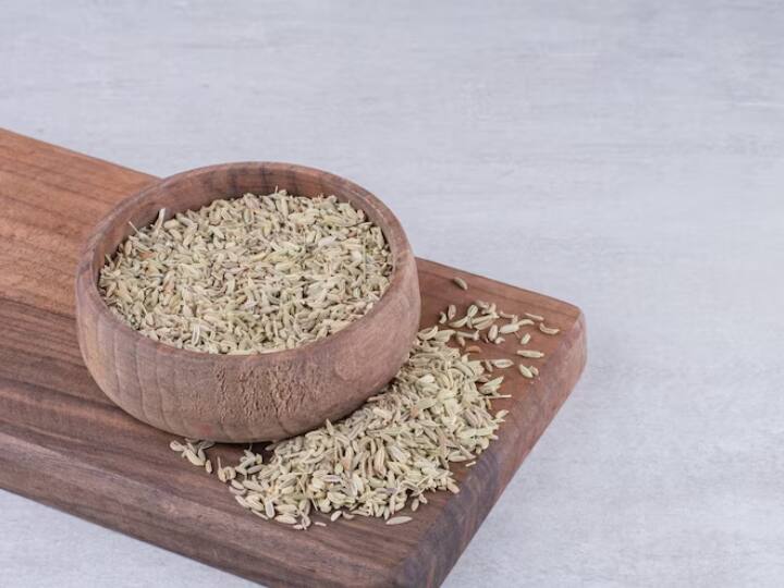 नई माओं के लिए जीरा भी बहुत फायदेमंद किचन इंग्रेडिएंट है. क्योंकि इसमें एंटीऑक्सीडेंट के साथ-साथ आयरन होता है. इसका सेवन करने से डिलीवरी के बाद होने वाली कमजोरी से राहत मिल सकती है और भरपूर एनर्जी भी मिलती है. जीरे से ब्रेस्टमिल्क प्रोडक्शन में भी सुधार हो सकता है.