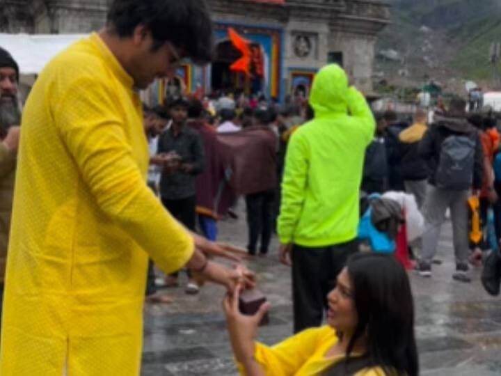 हा व्हिडीओ समोर आल्यावर यावर वेगवेगळ्या प्रतिक्रिया समोर येत आहे. या व्हिडीओमुळे अनेकांच्या भावना दुखावल्या गेल्या आहेत. मंदिरासमोर प्रपोज केल्याचा व्हिडीओ व्हायरल झाल्यानंतर केदारनाथ मंदिर समिती अॅक्शन मोडमध्ये आली आहे. (PC:PTI)